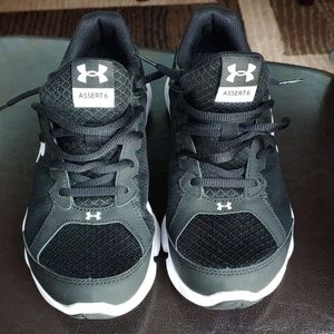 UnderArmour Assert6 sz5Y kids black running shoe
